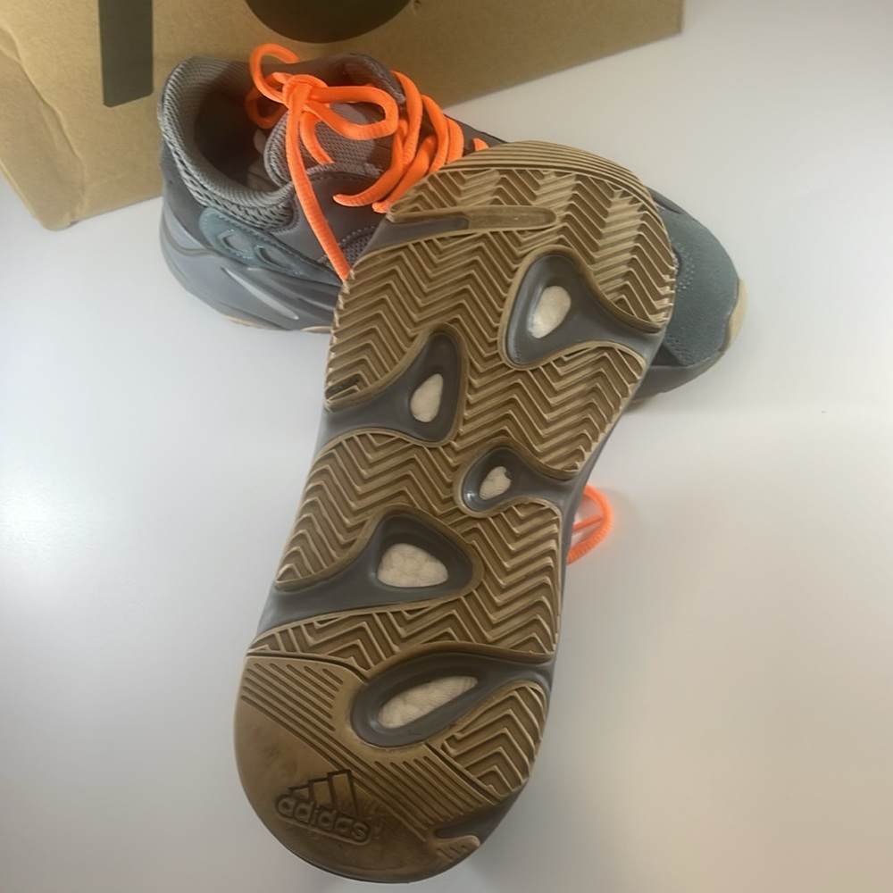 Yeezy Boost 700 - Picture 4 of 14
